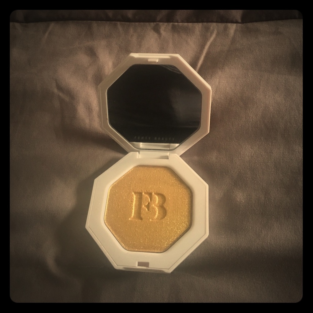 Fenty Beauty Highlighter in Trophy Wife